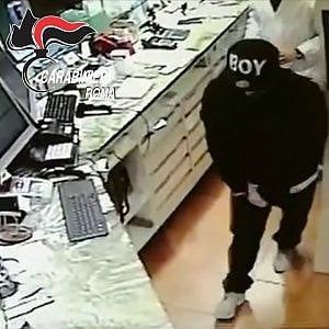 Roma, rapinava le farmacie con un berretto da rapper: arrestato