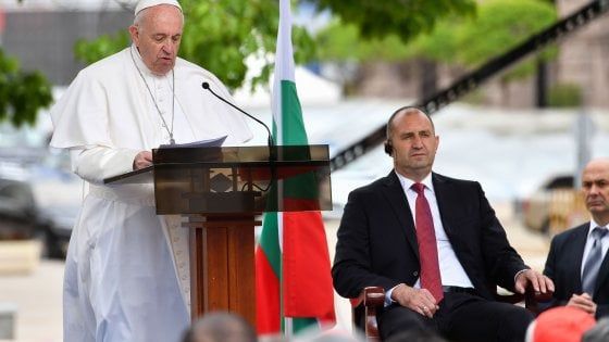 Il Papa in Bulgaria: "Non chiudete occhi, cuore e mano a chi bussa alla vostra porta"