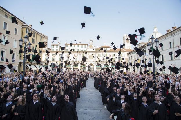 Brescia, terza edizione di Ad Maiora: 700 laureati in toga per la spettacolare festa in piazza