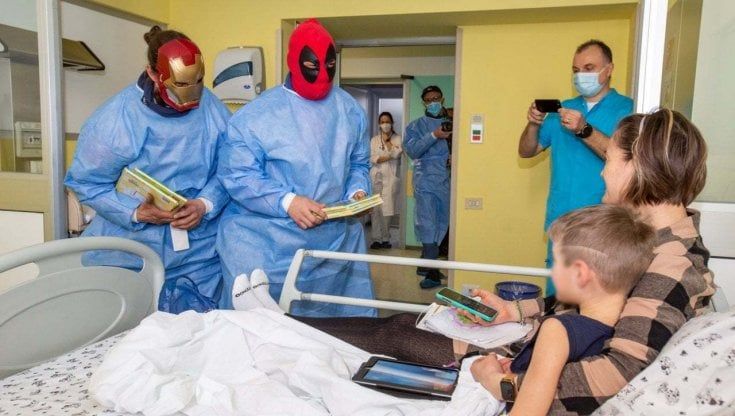 Il piccolo Manuele sta per morire: "Venite tutti vestiti da supereroi sotto l'ospedale, è il suo ultimo desiderio"