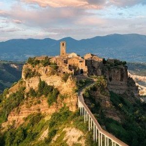 Civita di Bagnoregio, falchi e poiane per allontanare i piccioni dal centro abitato