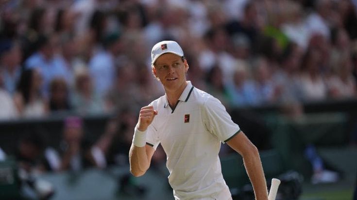 Magnifico Sinner: batte Djokovic in tre set e vola in finale a Wimbledon. Affronterà Zverev