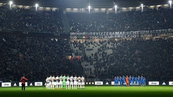 La polemica Napoli-Rai. Il tweet della società azzurra: "Se vedete le partite, togliete l'audio"