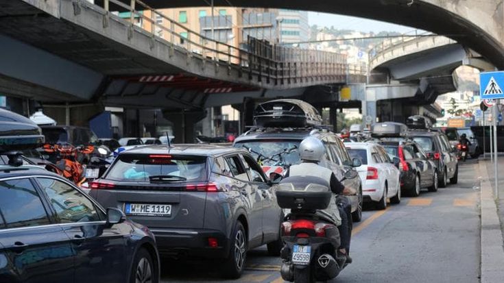 Partenze traghetti, traffico bloccato a Sampierdarena