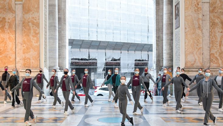 San Carlo, scuola chiusa: in galleria il flash-mob delle ballerine
