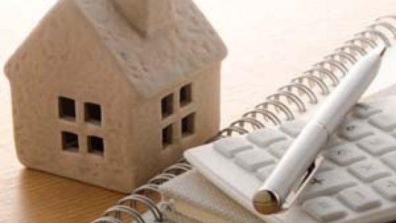 Bcg: le donne lavorano in casa il doppio degli uomini e sottraggono tempo alla carriera