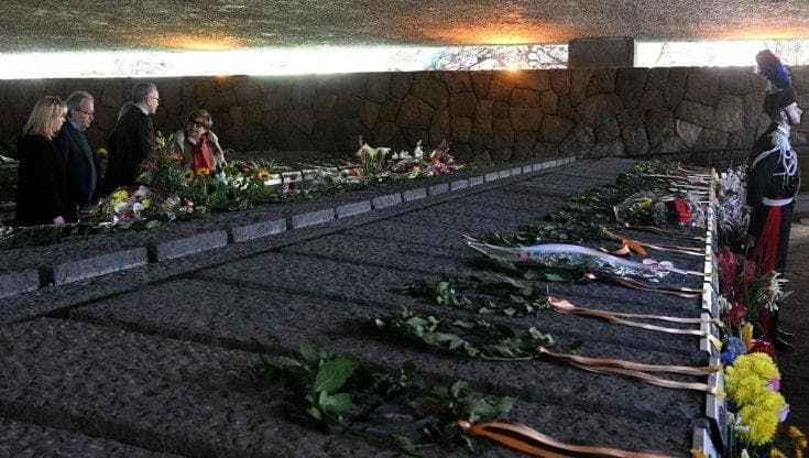 "Uccisi perché italiani". Il revisionismo di Meloni sulle Fosse Ardeatine