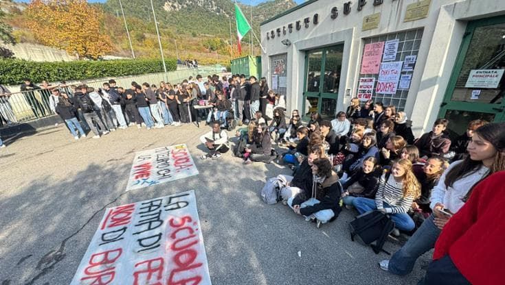 Fantini, dopo tre giorni di sciopero l’incontro con gli studenti: carabiniere “scorta” la preside
