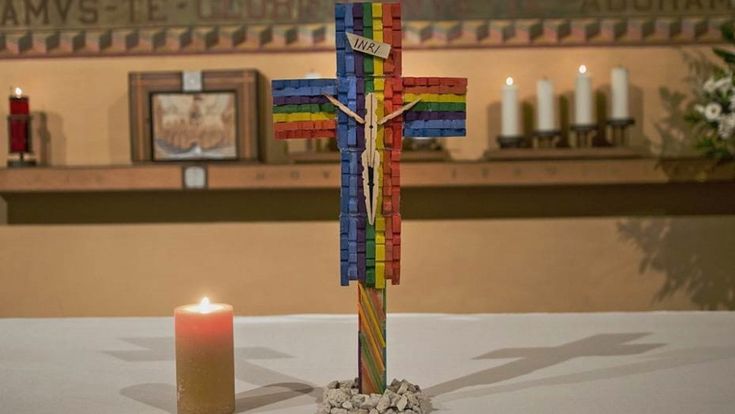 Il prete fa spiegare il Vangelo ai gay: “Ci arricchiscono”