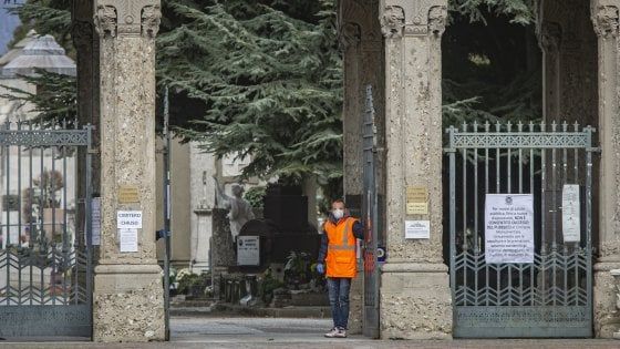 Coronavirus, nel Bergamasco morti due dipendenti delle poste. La Cgil: "Chiudere gli uffici". Morto il primo medico di famiglia