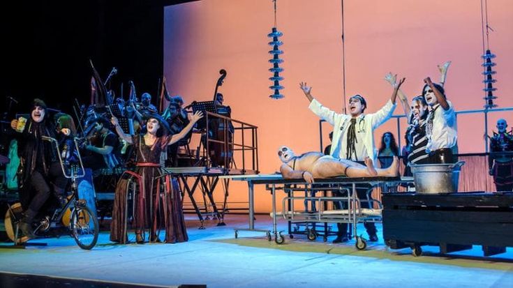 Sulle tracce di Frankenstein, i cittadini attori con i Duperdu in uno show di musica e gag