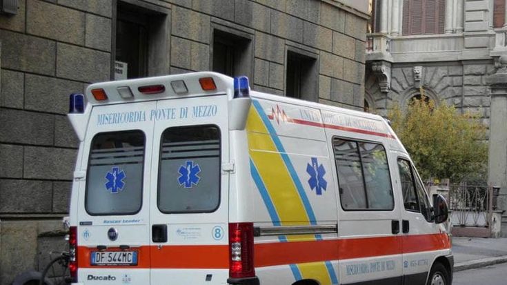 Uccide il padre facendo retromarcia col furgone