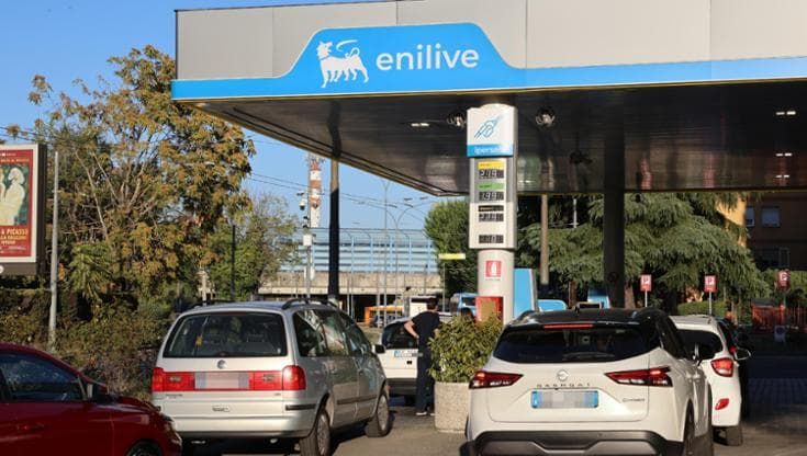 Viaggio tra i distributori Eni con prezzo scontato: “Qui benzina esaurita”