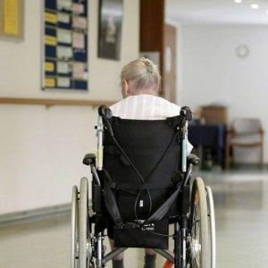 Derubò due anziane di quasi 800mila euro: badante si era rifugiata in Polonia