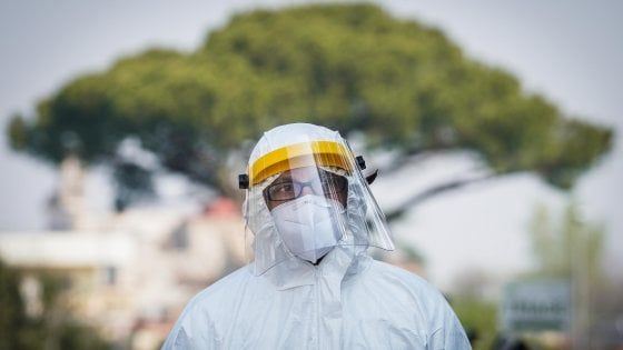Coronavirus: positivo un infermiere del Cotugno, non è grave