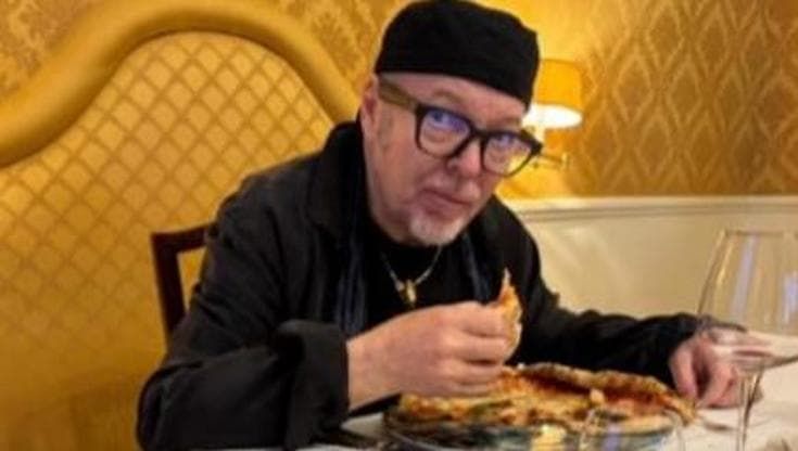 "Sono arrivato a Napoli". E sui social Vasco mangia una pizza nella camera d’albergo