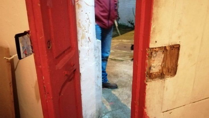 Bari, devastato lo spazio di mutuo soccorso Bread&Roses: "Avete divelto una porta che è sempre aperta"