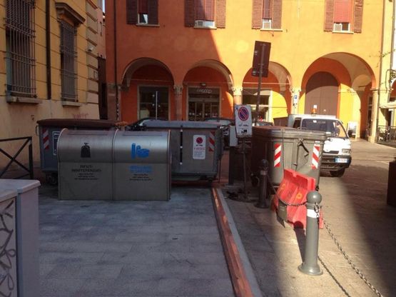 Bologna, vicino alla differenziata spuntano i vecchi bidoni 