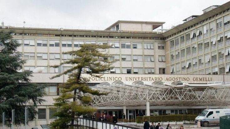 Bimba di 10 mesi schiacciata nel sonno dal padre va in arresto cardiaco: morta per i danni cerebrali