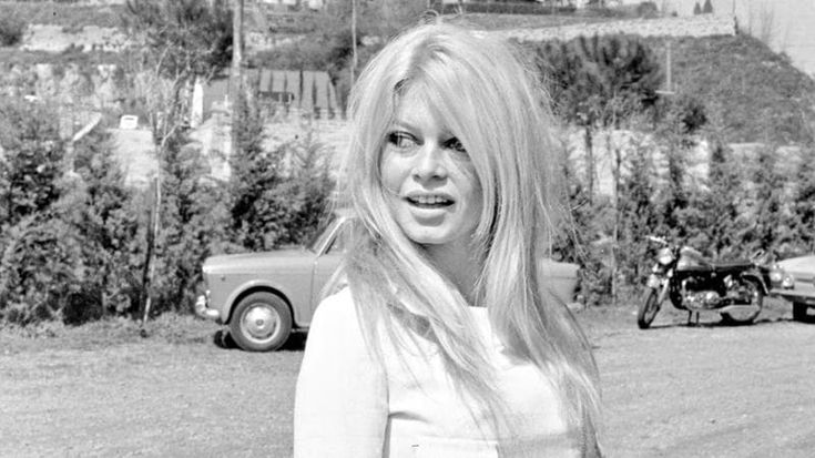 La Dolce Vita di Brigitte Bardot, petali di rosa e paparazzi in via Veneto