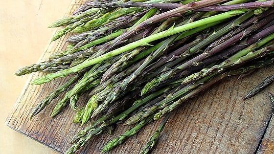 Primavera in tavola: le mille qualità (e i mille usi) degli asparagi selvatici