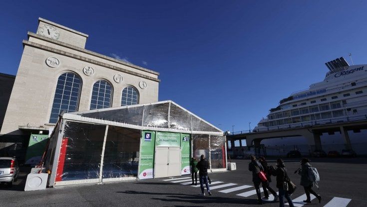 Napoli, AstraZeneca si riparte: domani prof e agenti alla Stazione marittima