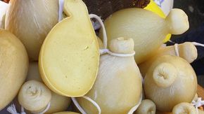Alla scoperta dell’altra Sicilia: il Nero dei Nebrodi, i formaggi di Carrazzo, i dolci e i vini