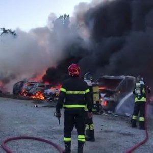 Cinisello Balsamo: a fuoco concessionario di camper, distrutti venti mezzi