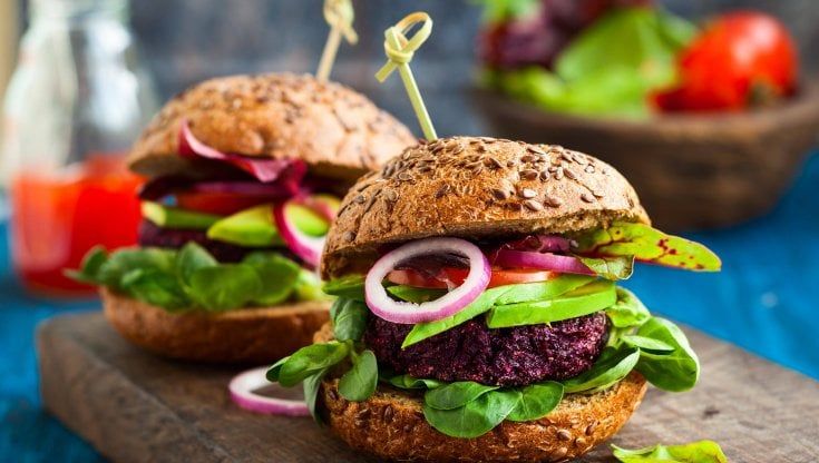 Che cibo ci aspetta nel 2021? Ecco i food trend, dal contactless alla "carne vegana" 