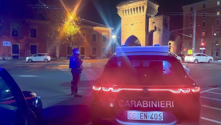 Mamma difende il figlio spacciatore schiacciando la mano a un carabiniere alla porta