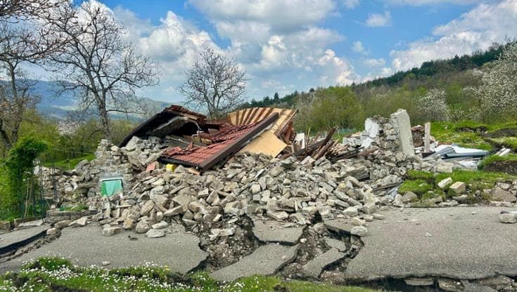 Viaggio a Palagano, dove la frana stritola case e ponti. “Andava a 15 metri all’ora”