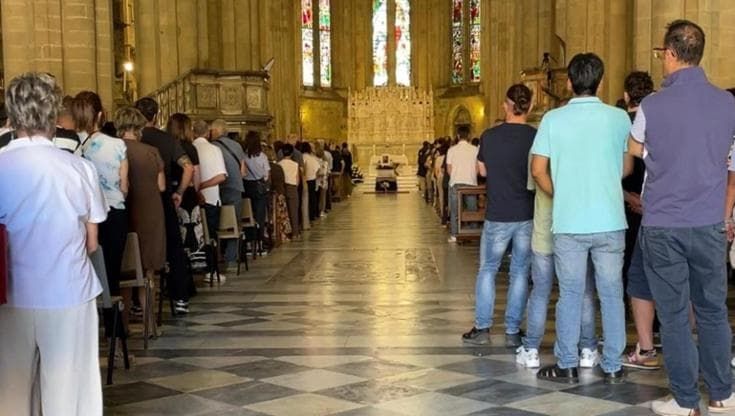 Arezzo, mille persone al funerale di Sara Ceccantini, la ragazza di 39 anni morta a Mykonos