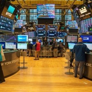 Coronavirus, le Borse Ue affondano: Milano -3,5%. Anche Wall Street in profondo rosso