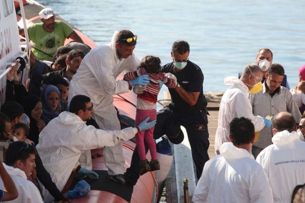 Lo sbarco dei migranti al porto