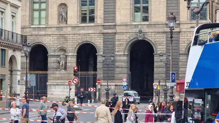 Francia, torna l’incubo attentati: evacuati il Louvre e Versailles