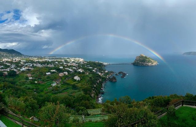 Ischia, ecco l'arcobaleno perfetto: sorvola il Castello a abbraccia l'isola