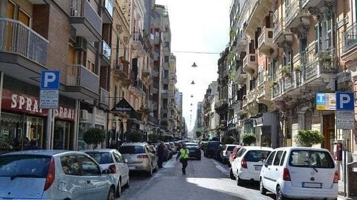 Rivoluzione parcheggi al Libertà: dopo via Manzoni pedonale, strisce blu fino a via Brigata Regina. “Nuova area sosta in via Cifarelli”