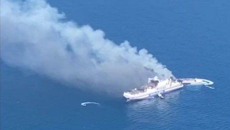 Traghetto in fiamme, Grecia conferma: 12 i dispersi. Possibile svesamento in mare di sostanze inquinanti