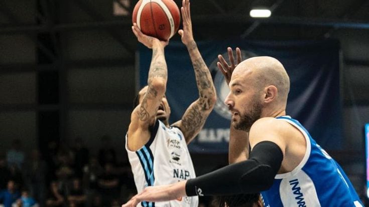 Basket, Napoli vola: sconfitta la capolista Brescia. Malore per un tifoso lombardo, è grave