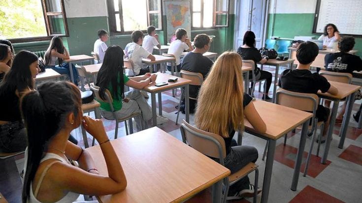 Riparte la scuola in Lombardia: cattedre vuote, orari provvisori e sabato libero per (quasi) tutti