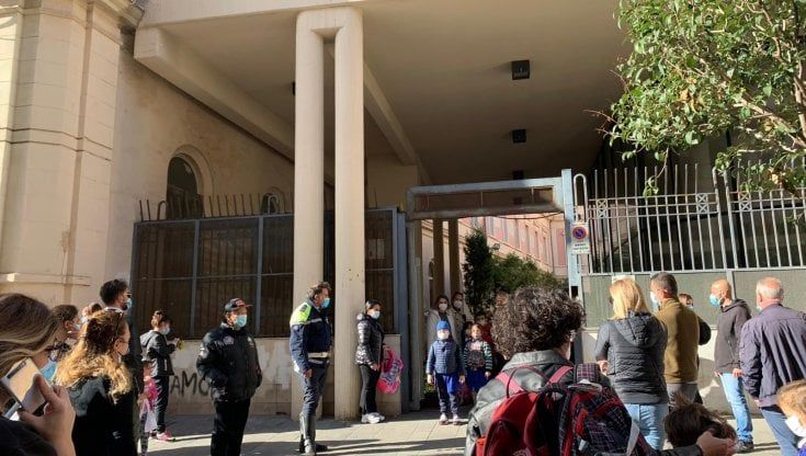 Scuola, a Bari vigili anti assembramento intorno agli istituti. "Stop ai capannelli di genitori"