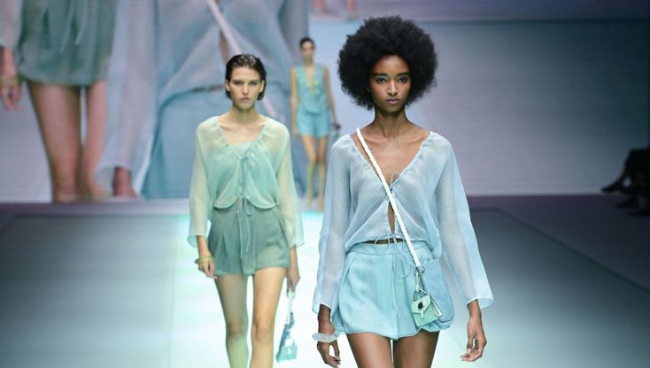 Emporio Armani: la sfilata primavera-estate 2022 per i 40 anni del marchio è un manifesto di identità 