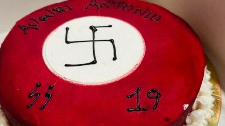 Svastica e simbolo delle SS sulla torta di compleanno, bufera su una pasticceria a Matera