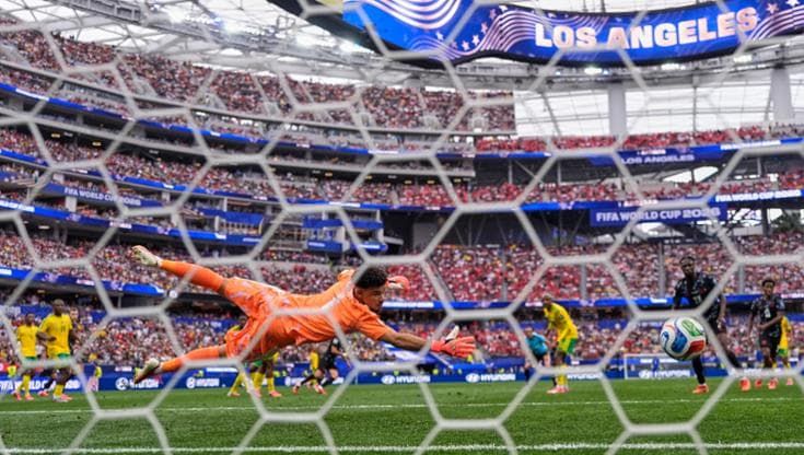 Eustaquio perde mamma e papà ma vince da solo la partita del Canada