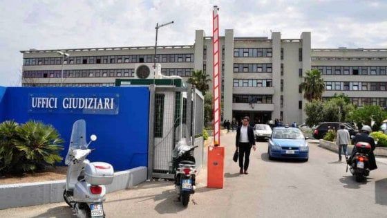 Bari, è di nuovo allarme al Palagiustizia: crepa nel pavimento, udienze trasferite