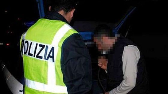 Taranto, fermato dalla polizia  chiama un amico per farsi riaccompagnare a casa. Ma anche lui è ubriaco: multati