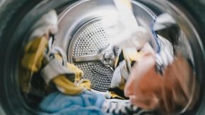 Bicarbonato nel cestello della lavatrice: ecco perché aggiungerlo al bucato