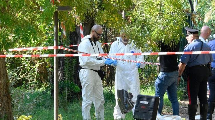 Tor Sapienza, uomo ucciso a coltellate nel parco: è uno dei migranti sgomberati in via Tallone
