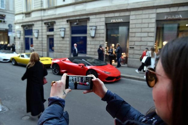 Milano, foto e selfie con le Lamborghini d'epoca parcheggiate in Montenapoleone