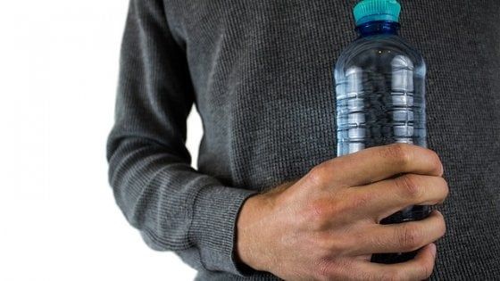 Acqua, gli italiani la preferiscono in bottiglie di plastica. "Il 67% pensa sia più sicura"